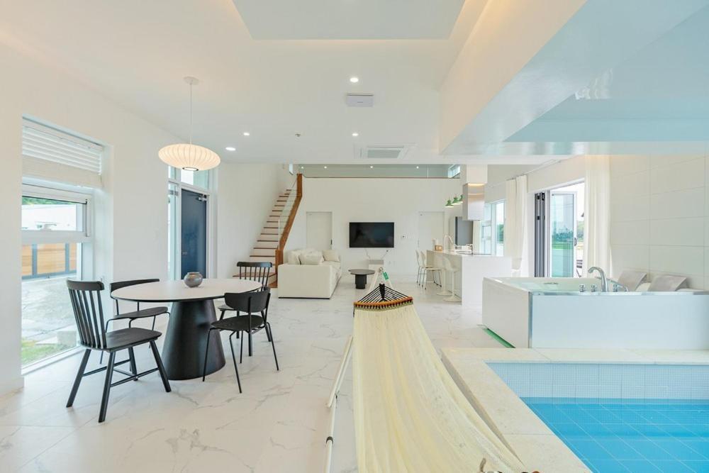 Private Gangneung Pool Villa Екстериор снимка